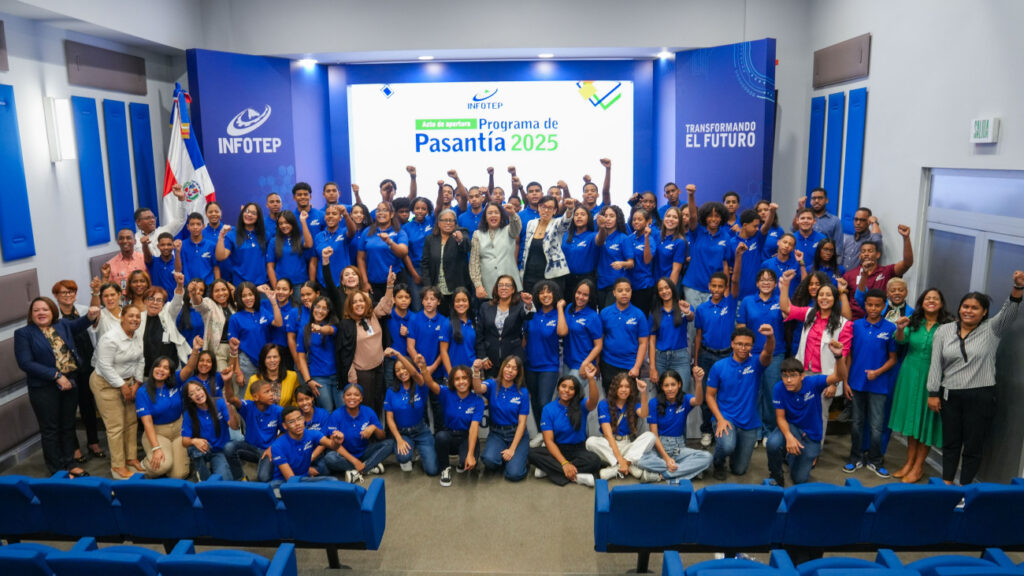 Jovenes-vivieron-su-primera-experiencia-laboral-en-INFOTEP-con-pasantia-formativa-y-visitas-a-centros-tecnologicos-1.jpg
