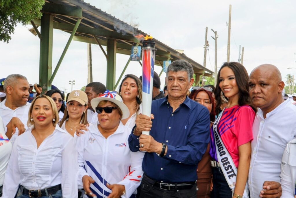 Alcalde Francisco Peña lidera recorrido de la Antorcha de los Juegos Centroamericanos y del Caribe Santo Domingo 2026 en Santo Domingo Oeste