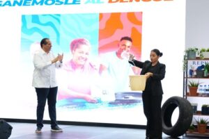 Ministro-de-Salud-Victor-Atallah-llamo-a-la-poblacion-a-eliminar-los-criaderos-del-mosquito-transmisor-del-dengue.-Fuente-externa-900x600