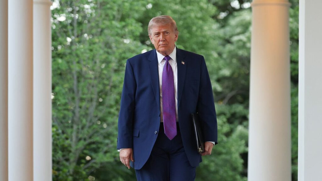 Trump exige bajar el precio de la gasolina a 2,50 dólares por galón